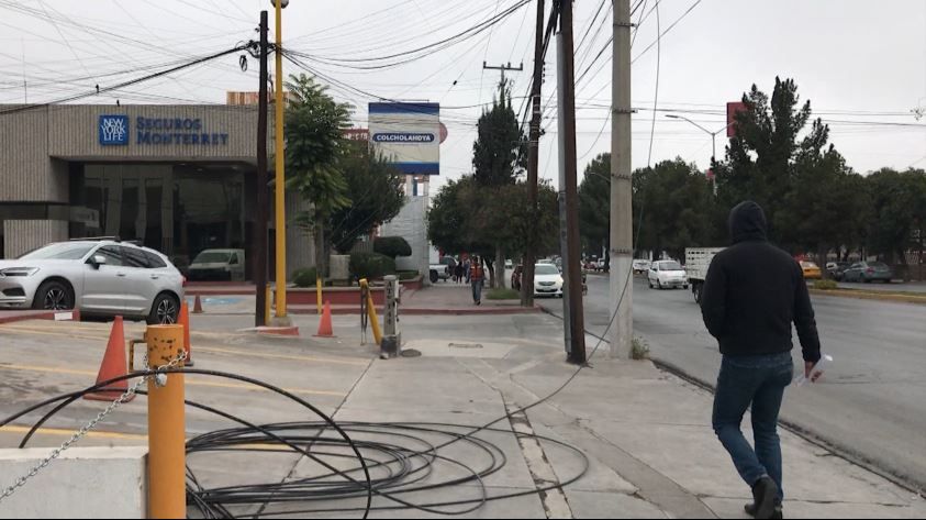 Cables en la vía pública causan problemas a peatones en bulevar V. Carranza de Saltillo