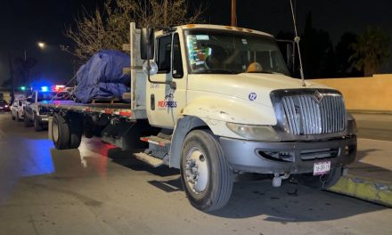 Hombre no calculó el tamaño de su unidad y choca cinco vehículos estacionados en Saltillo