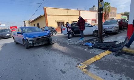 Conductora se pasa el alto y provoca accidente en el Centro de Saltillo