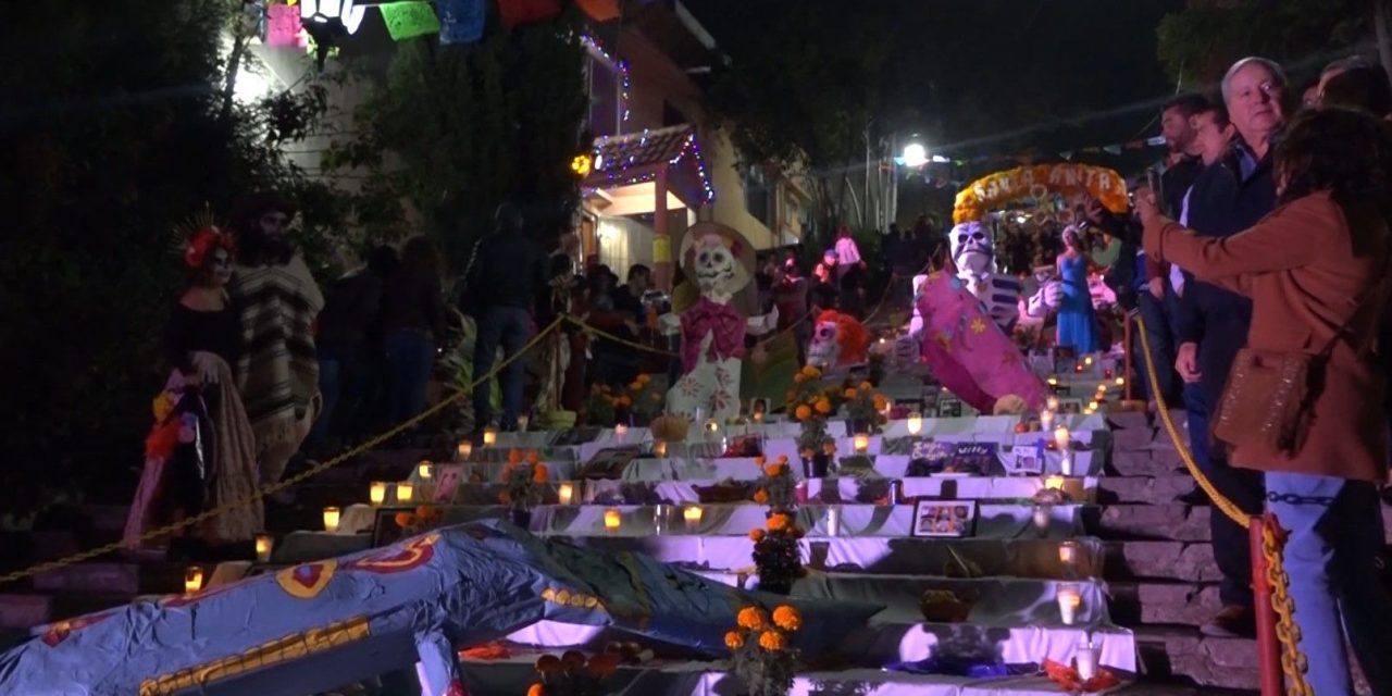 Visita Chema Fraustro altar monumental de muertos en Santa Anita