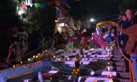 Visita Chema Fraustro altar monumental de muertos en Santa Anita