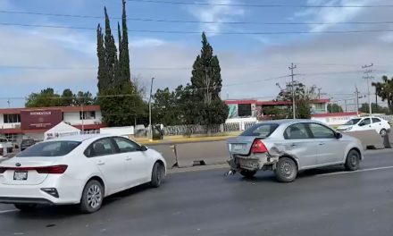 Condutor chocó por intentar rebasar en bulevar Fundadores de Saltillo