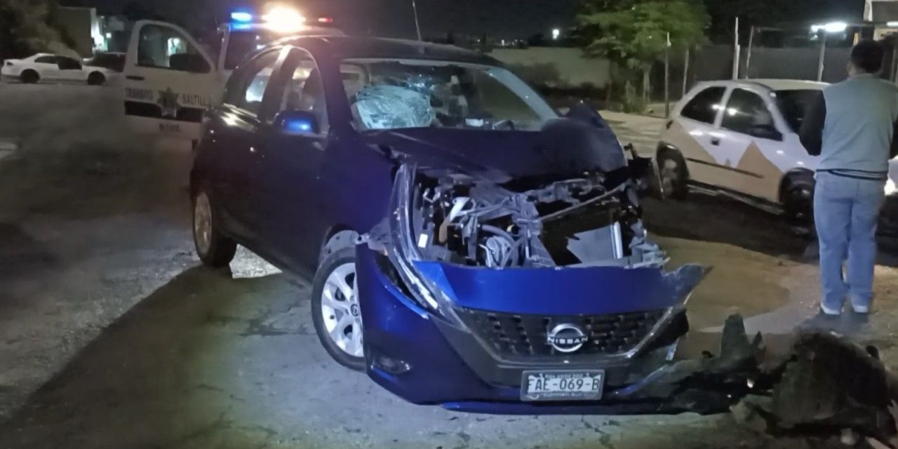Joven termina estrellado por ir viendo el celular en Saltillo