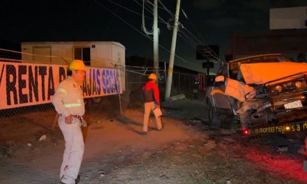Ebrio choca contra poste y deja sin luz a varias colonias de Ramos Arizpe y Saltillo