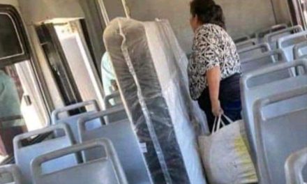 Mujer es captada llevando un colchón en una combi de Torreón