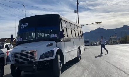 Hombre pierde el equilibrio y cae de una combi en Saltillo