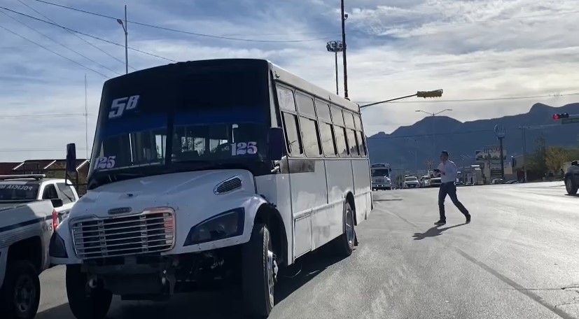 Hombre pierde el equilibrio y cae de una combi en Saltillo