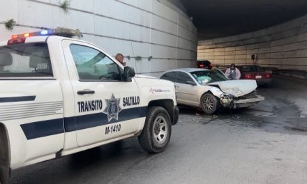 Chocan en curvas por alta velocidad dos vehículos en distintos puntos de Saltillo