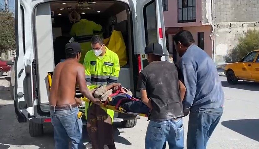 Saltillo: Albañil recibe descarga eléctrica y cae de una escalera para estrellarse contra el suelo