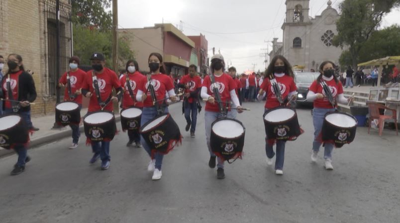 Con desfile celebran 155 aniversario del Ateneo Fuente en Saltillo
