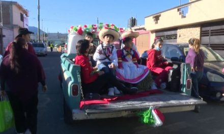 Participan alumnos del CAM en desfile revolucionario, en Saltillo