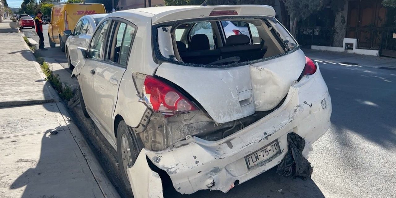 Mujer que manejaba bajo los influjos del alcohol choca contra un árbol y destroza negocio en Saltillo