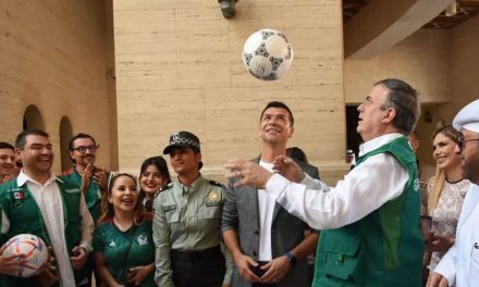 Pórtense bien, pide Ebrard a mexicanos al inaugurar el Centro México en Qatar