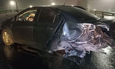 Saltillo: Ebrio destroza su auto tras chocar en avenida de los Campanares