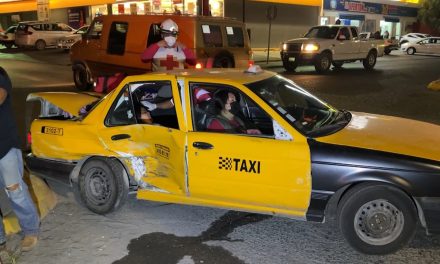 Conductor no respeta el rojo y termina embistiendo un taxi en Saltillo