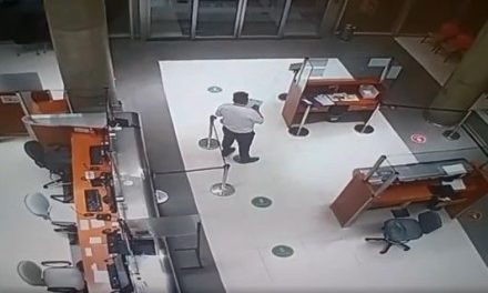 ¿Con quién habla? Captan a guardia recibiendo a un paciente fantasma en un sanatorio de Argentina (video)
