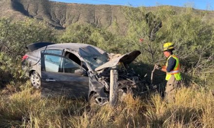 Familia lesionada en volcadura durante su viaje rumbo a Parras