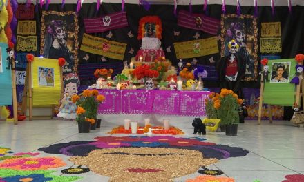 Saltillo: Jardín de Niños Alma Garza instala altar; fomentan tradición del Día de Muertos