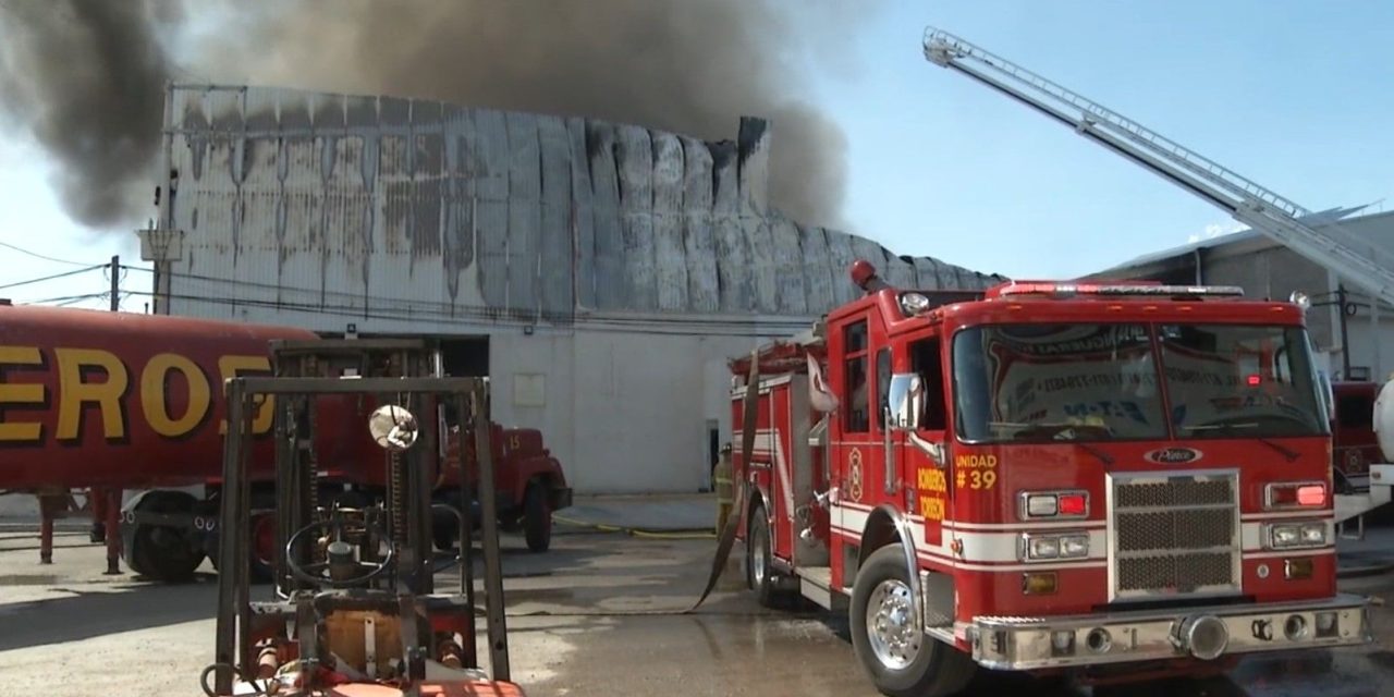 Incendio consume dos empresas en Torreón y deja sin vida a un trabajador