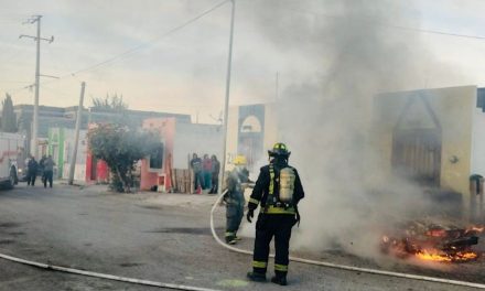 Voraz incendio consume vehículo en Ramos Arizpe