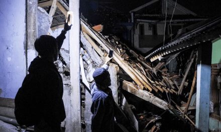 Sube el número de víctimas mortales en Indonesia tras terremoto; hay 268 fallecidos
