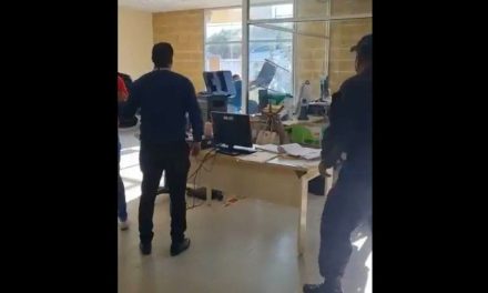 Insólito: Un detenido aprovecha el descuido de las autoridades para escapar de juzgado en Jalisco (video)