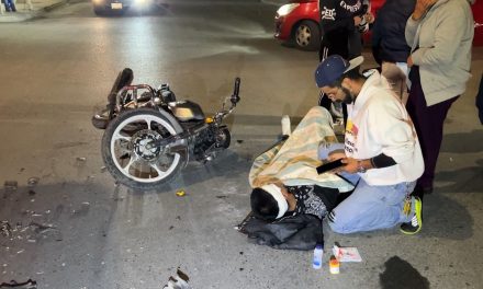 Transporte de personal le fractura el brazo a un motociclista en Saltillo; no respetó el alto