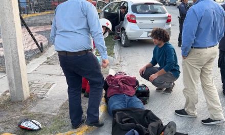 Casi de manera simultánea dos motociclistas sufren lesiones en distintos puntos de Saltillo