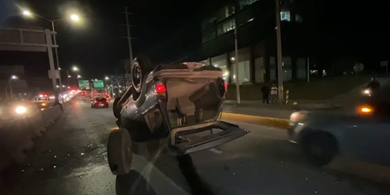 Se le sale una llanta y termina volcado en Saltillo