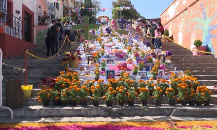 Saltillo: Aprovechan asueto para visitar Altar monumental; familias disfrutan último día de exposición