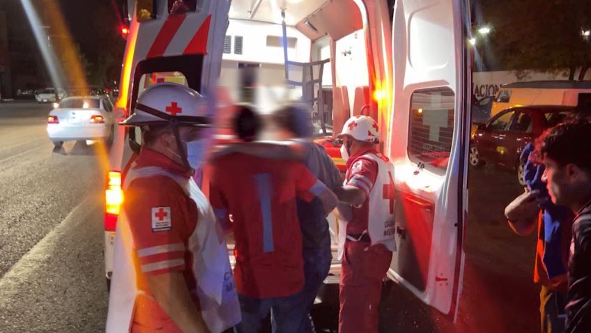 Motociclista se impacta contra vehículo en avenida Universidad de Saltillo