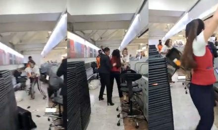Video: Mujer explota en el aeropuerto de la CDMX; golpea a empleadas tras perder un vuelo