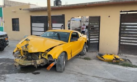 Faroleaba en su Mustang: chocó contra poste y vivienda en Saltillo