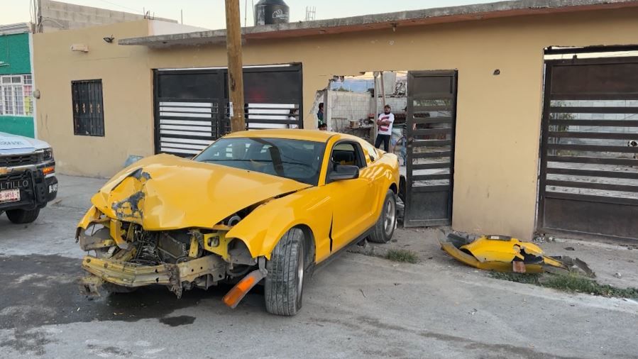 Faroleaba en su Mustang: chocó contra poste y vivienda en Saltillo