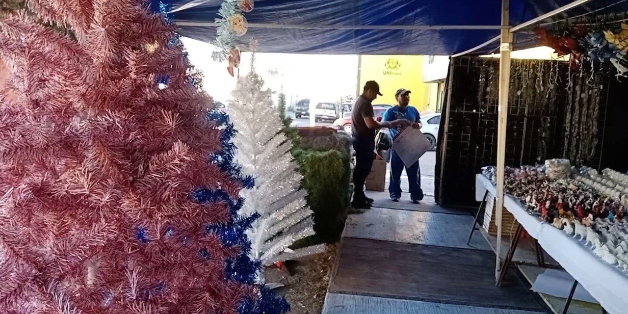Comerciantes se alistan para venta de artículos navideños en Saltillo