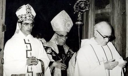 Abren cripta del Obispo Francisco Villalobos; llegan fieles a visitarlo