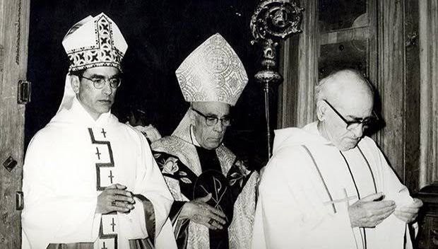 Abren cripta del Obispo Francisco Villalobos; llegan fieles a visitarlo