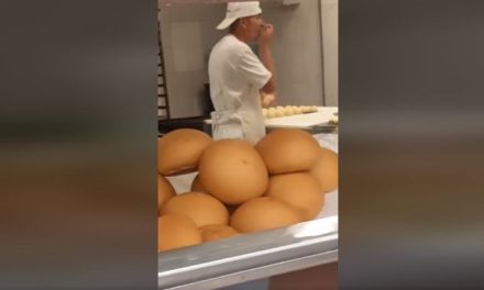 Agarran a panadero ‘con las manos en la masa’… lamía la masa antes de meterla al horno