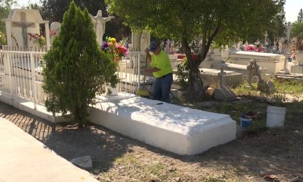 Llegan familiares a panteones de Saltillo para limpiar y dar mantenimiento