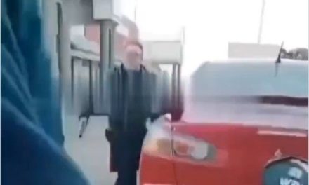 Video: Aparece en Saltillo #LordPistola, amenaza a un motociclista con un arma