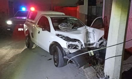 Saltillo: Ebrios destrozan poste y abandonan camioneta en Postal Cerritos