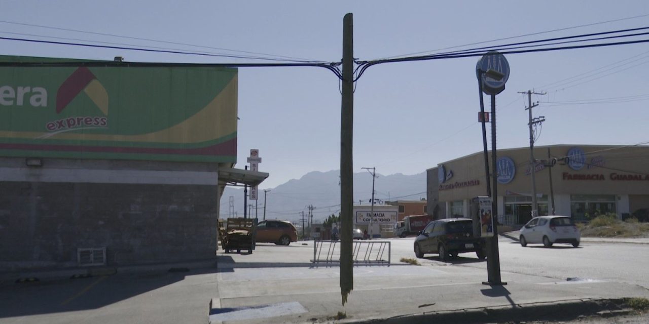 Poste colgante es un peligro en la colonia Azteca