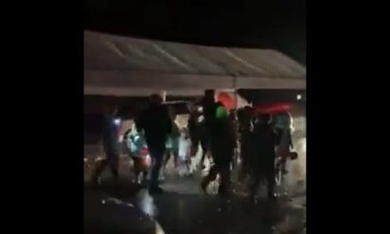 Imagina vivir en Suiza y perderte a los regios pidiendo Halloween con un toldo para evitar mojarse