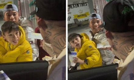 Video: Santa Fe Klan sale al barrio y regala boletos a un niño para su concierto