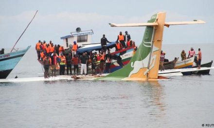 Mueren 19 personas tras caída de avión en Tanzania