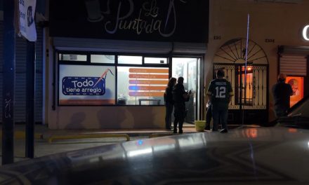 Policía evita que una tintorería la consumiera el fuego en Saltillo