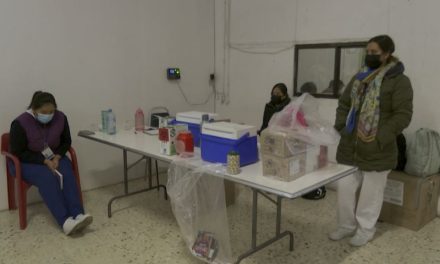 El frío los mantuvo en casa: poca afluencia en punto de vacunación de Saltillo