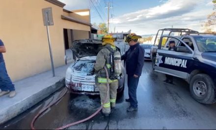 Saltillo: Mujer sale de su vehículo en llamas y salva a sus dos hijos en la Centenario