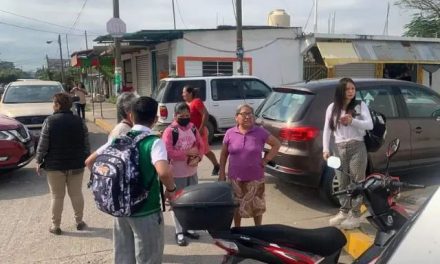 Se desmayan 30 estudiantes durante honores a la bandera en telesecundaria de Veracruz