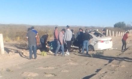 Familia lagunera sufre volcadura en la carretera Saltillo-Torreón